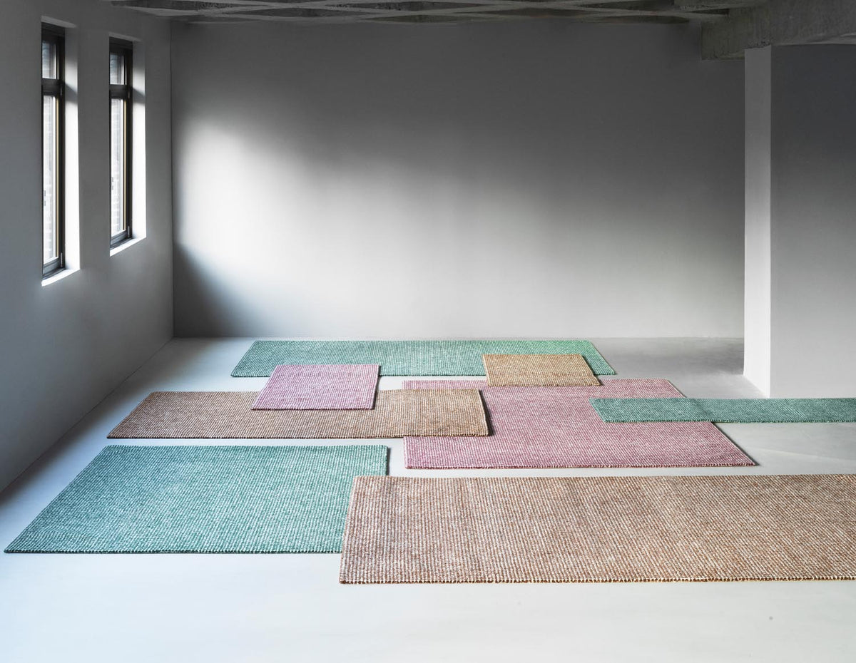 Handgetufteter Teppich Flick von Normann Copenhagen aus 100% Neuseeland Wolle in Off White und Braun, Grösse 80x200 cm.