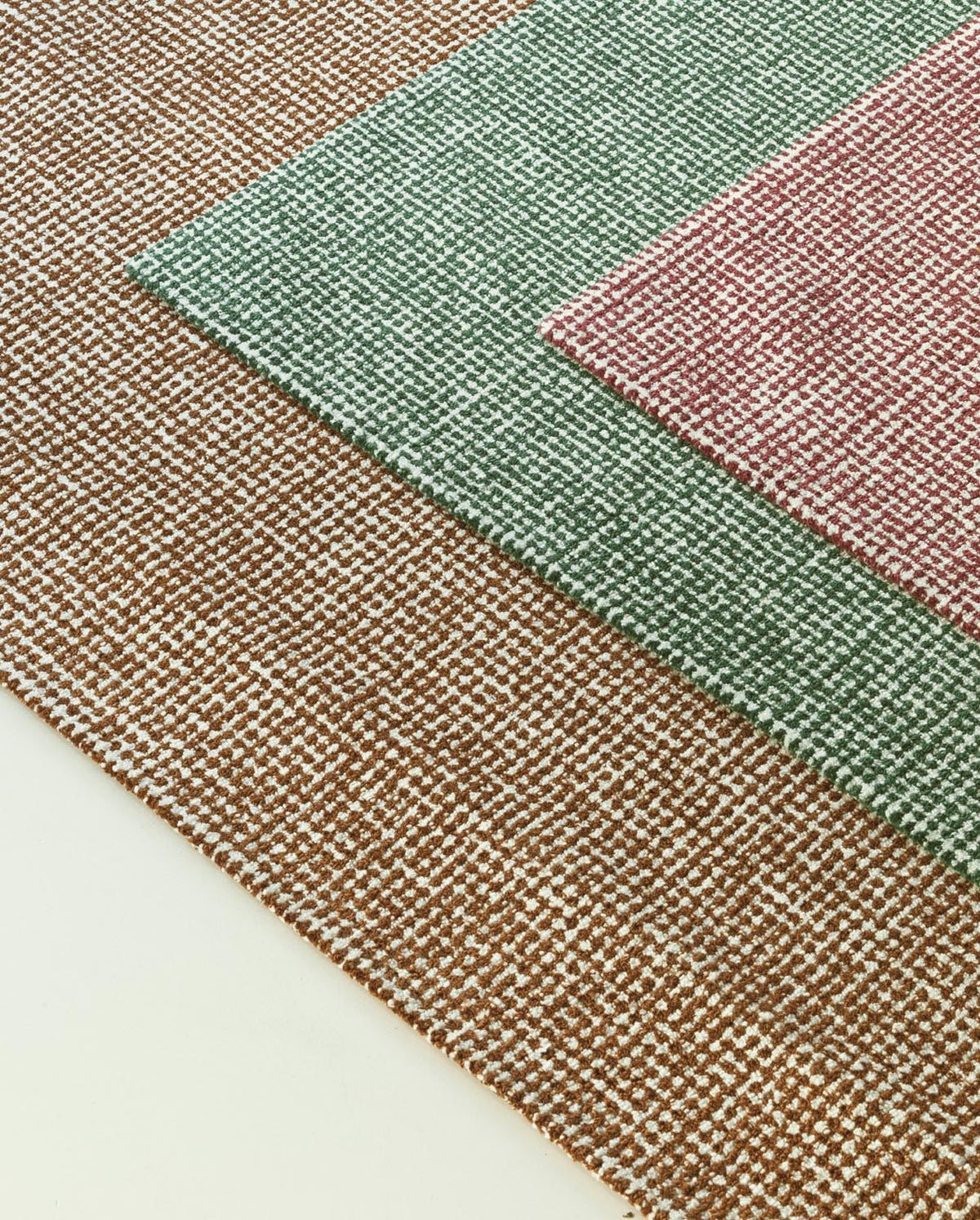 Handgetufteter Teppich Flick von Normann Copenhagen aus 100% Neuseeland Wolle in Off White und Braun, Grösse 80x200 cm.