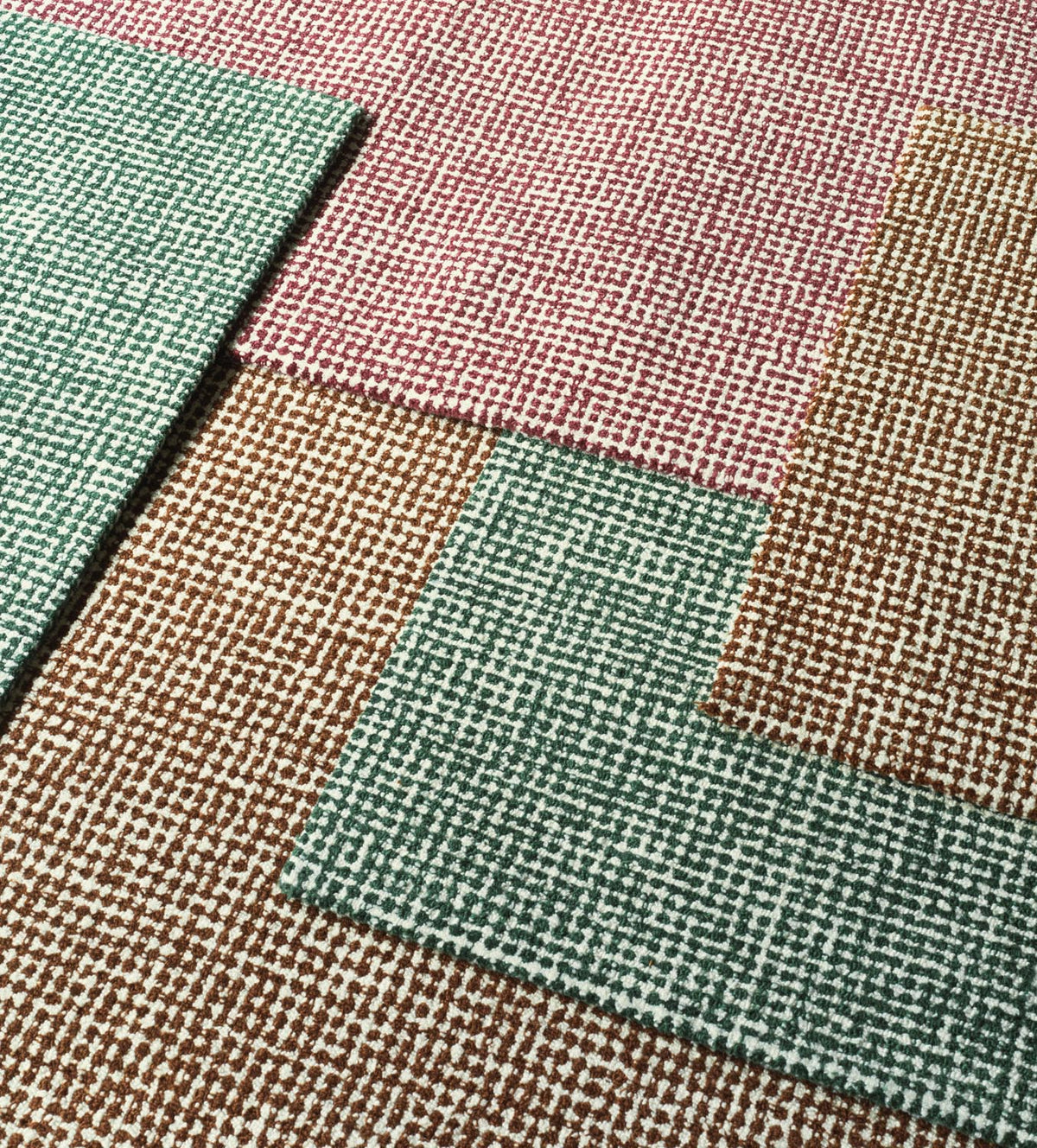Handgetufteter Teppich Flick von Normann Copenhagen aus 100% Neuseeland Wolle in Off White und Braun, Grösse 80x200 cm.