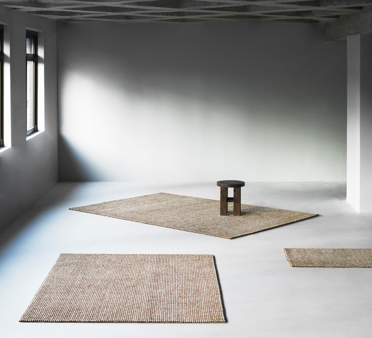 Handgetufteter Teppich Flick von Normann Copenhagen aus 100% Neuseeland Wolle in Off White und Braun, Grösse 170x240 cm.