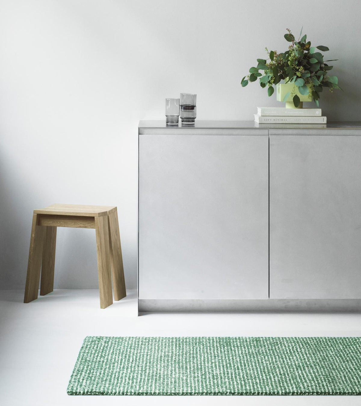 Handgetufteter Teppich Flick von Normann Copenhagen aus 100% Neuseeland Wolle in Off White und Braun, Grösse 170x240 cm.