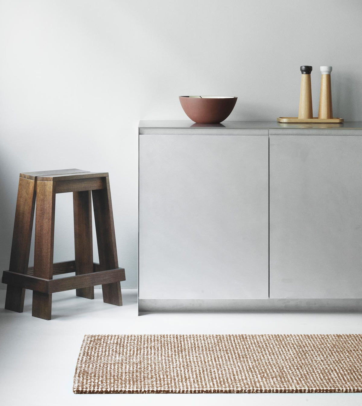 Handgetufteter Flick Teppich aus 100% Neuseeland Wolle in Off White/Braun, 300x200 cm, mit fliessendem Flecken-Muster von Normann Copenhagen.