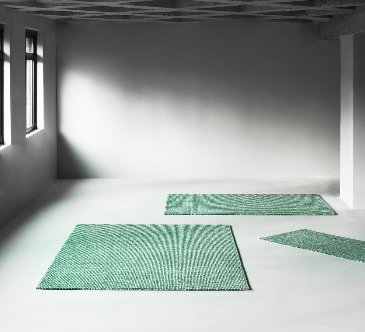Handgetufteter Flick Teppich aus 100% Neuseeland Wolle in Off White/Braun, 300x200 cm, mit fliessendem Flecken-Muster von Normann Copenhagen.