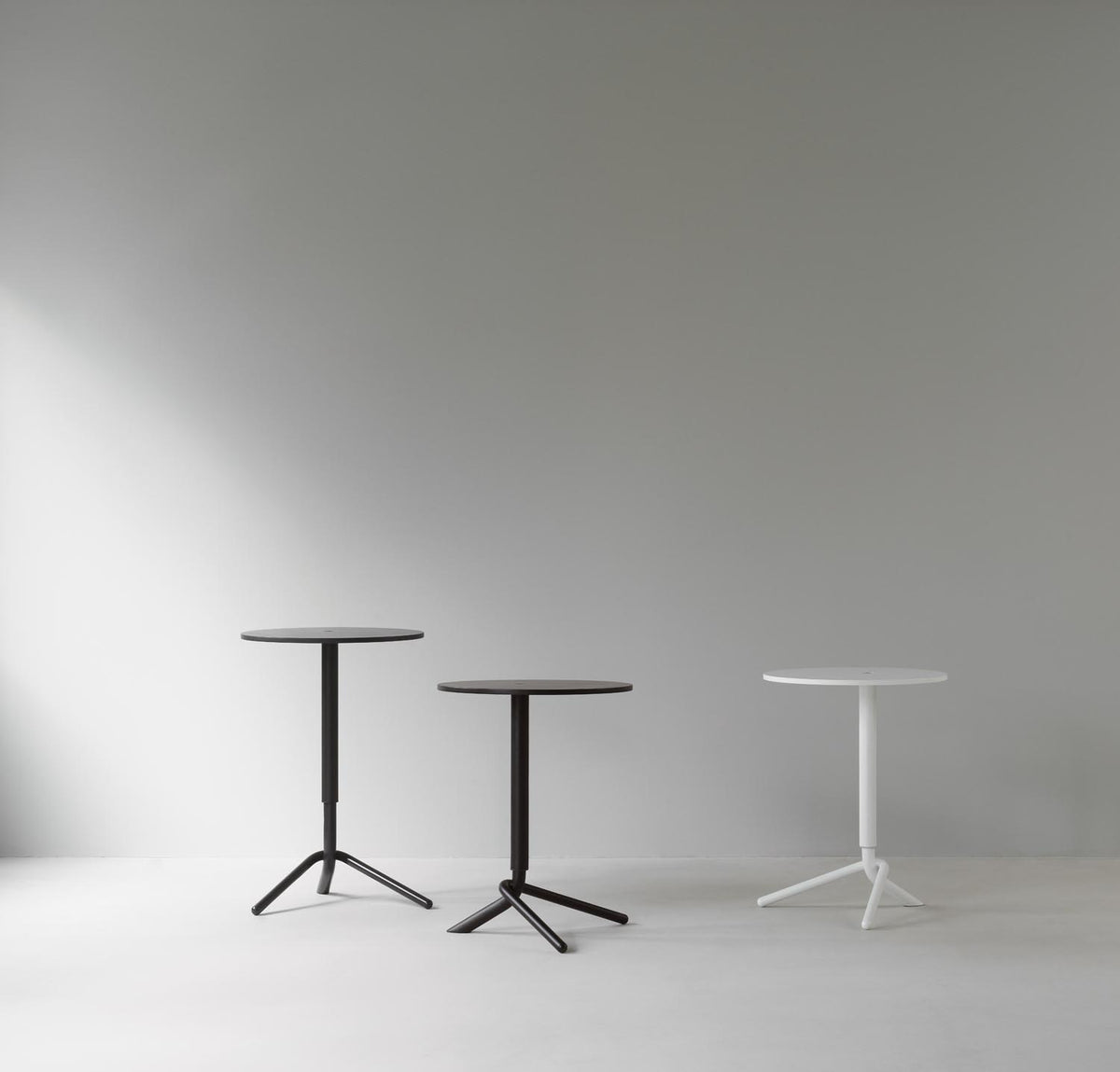 Lift Side Table in White präsentiert im Onlineshop von KAQTU Design AG. Beistelltisch ist von Normann Copenhagen
