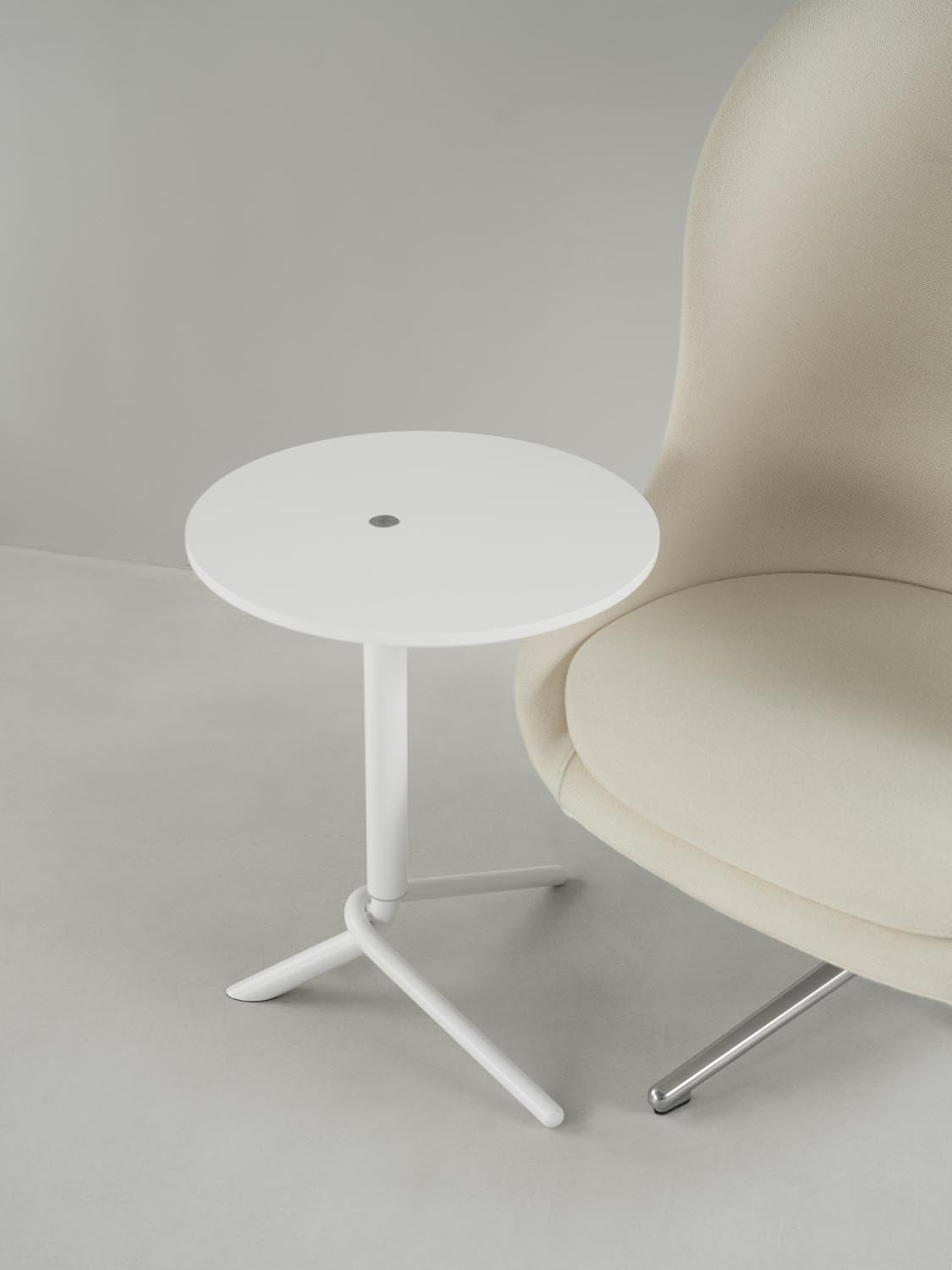 Lift Side Table in White präsentiert im Onlineshop von KAQTU Design AG. Beistelltisch ist von Normann Copenhagen