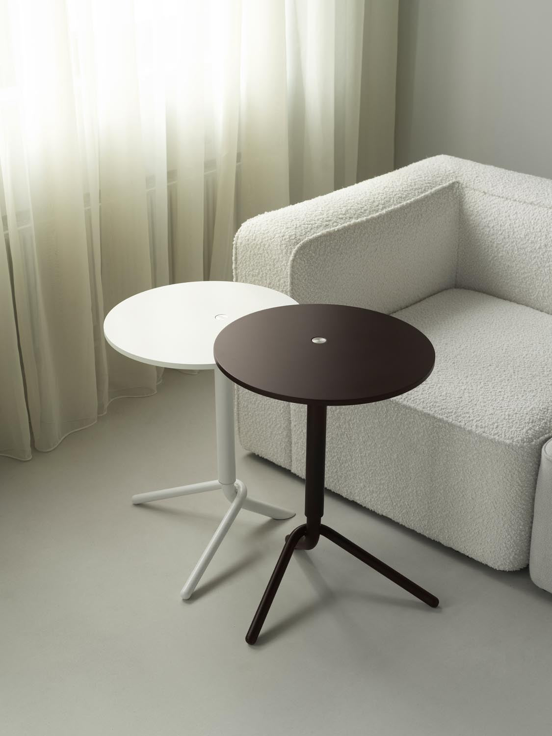 Lift Side Table in Dark Brown präsentiert im Onlineshop von KAQTU Design AG. Beistelltisch ist von Normann Copenhagen