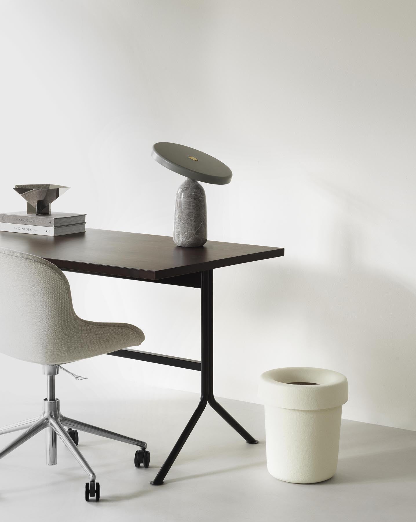 Erleben Sie den Hide Office Papierkorb von Normann Copenhagen – ein elegantes, umweltfreundliches Design aus recyceltem PET-Filz für Ihr Zuhause.