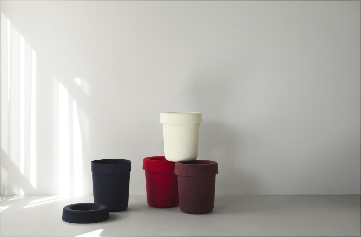 Entdecken Sie den Hide Office Papierkorb von Normann Copenhagen – ein stilvoller, nachhaltiger Abfallbehälter aus recyceltem PET-Filz für modernes Wohnen.