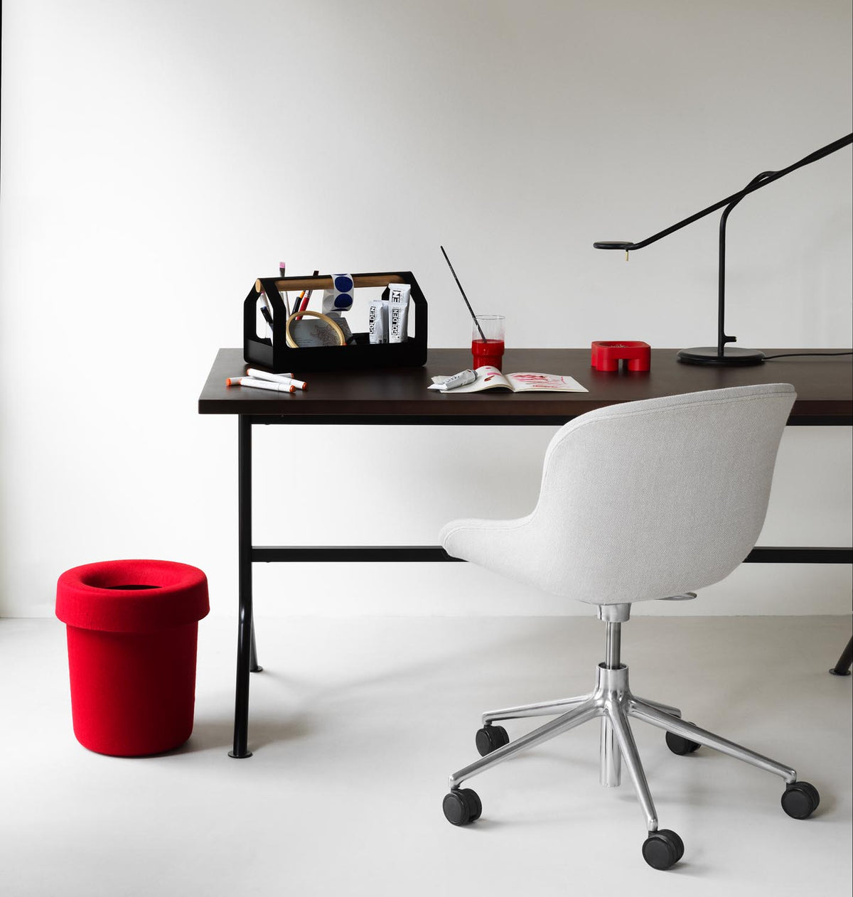 Hide Office Papierkorb in Bright Red präsentiert im Onlineshop von KAQTU Design AG. Papierkorb ist von Normann Copenhagen