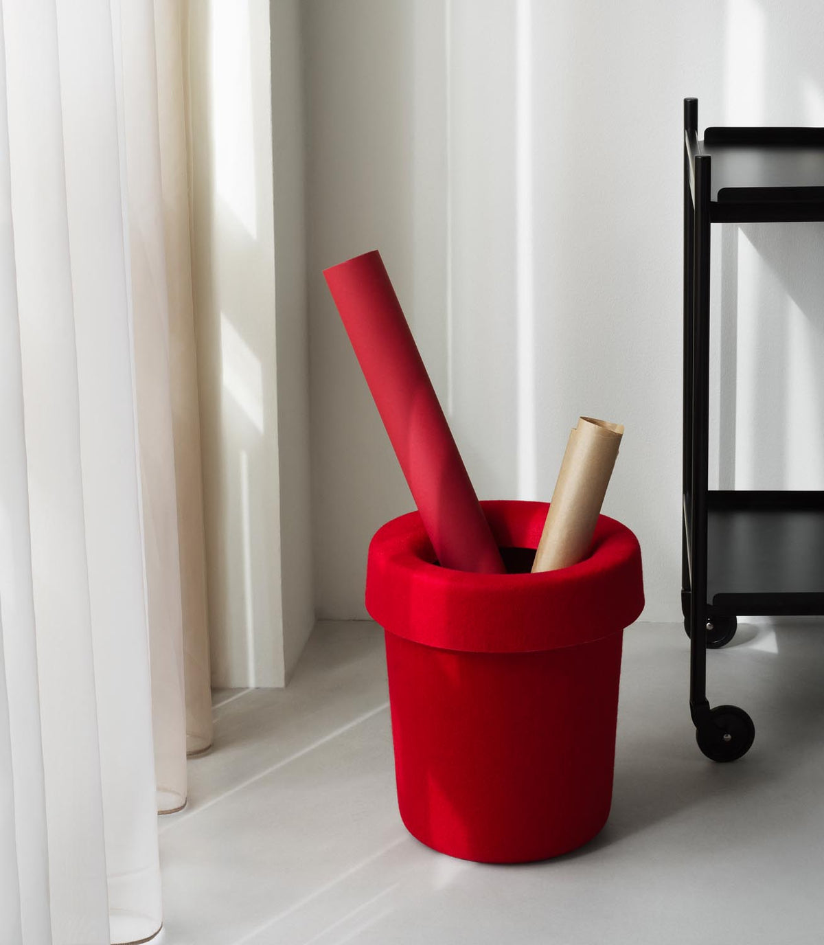 Hide Office Papierkorb in Bright Red präsentiert im Onlineshop von KAQTU Design AG. Papierkorb ist von Normann Copenhagen
