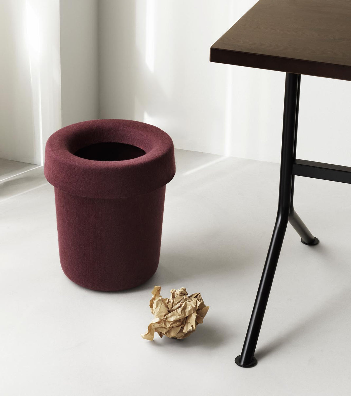 Hide Office Papierkorb in Burgundy präsentiert im Onlineshop von KAQTU Design AG. Papierkorb ist von Normann Copenhagen