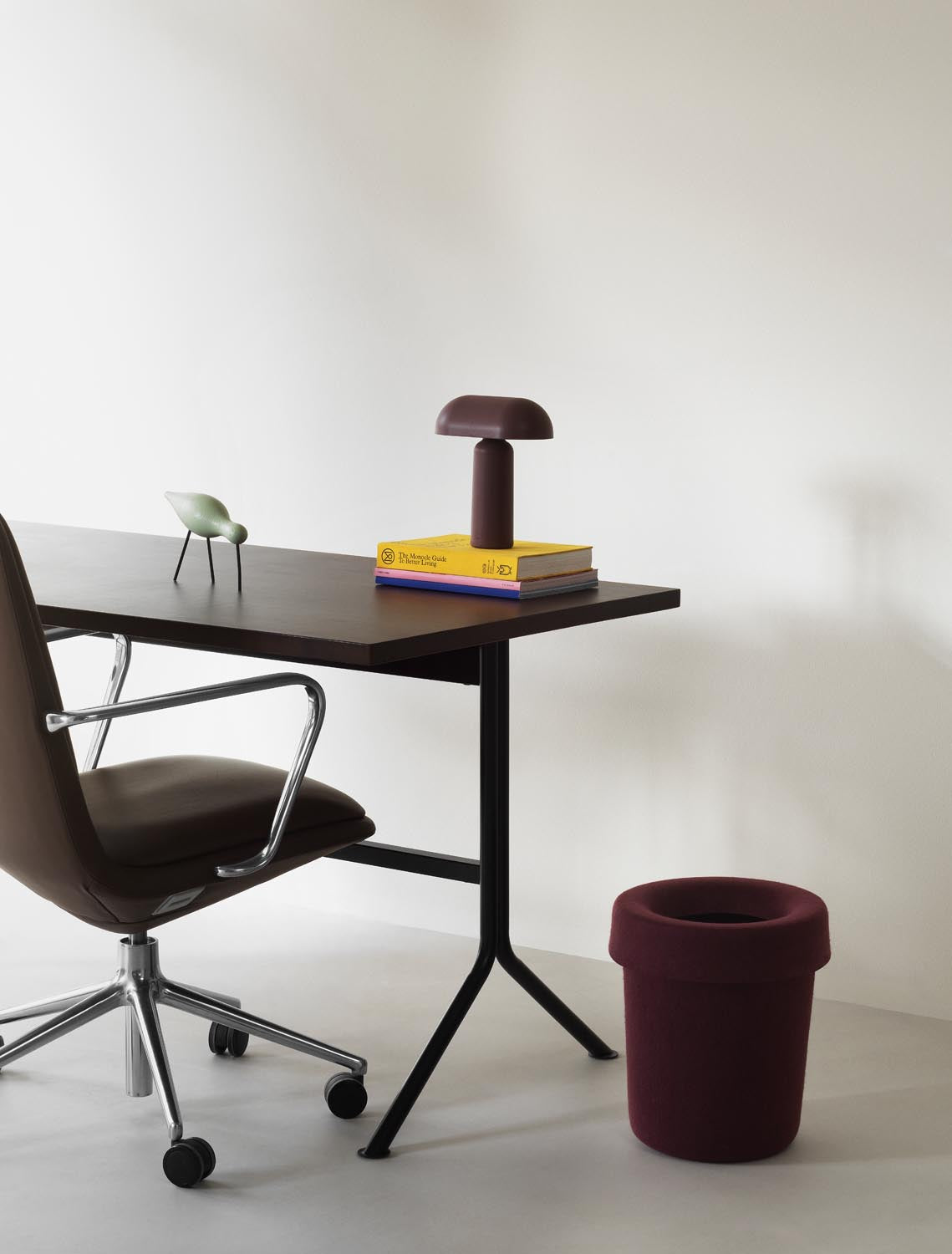 Hide Office Papierkorb in Burgundy präsentiert im Onlineshop von KAQTU Design AG. Papierkorb ist von Normann Copenhagen
