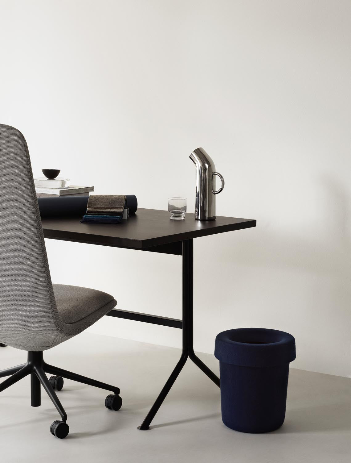 Hide Office Papierkorb in Dark Blue präsentiert im Onlineshop von KAQTU Design AG. Papierkorb ist von Normann Copenhagen