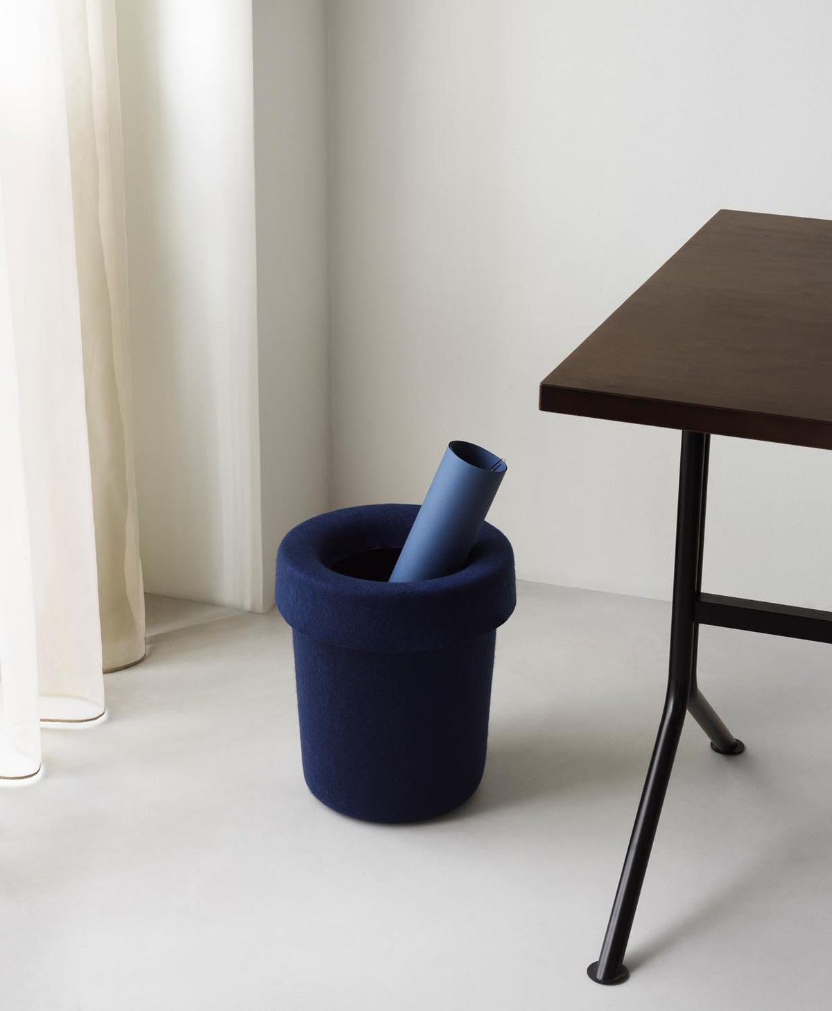 Hide Office Papierkorb in Dark Blue präsentiert im Onlineshop von KAQTU Design AG. Papierkorb ist von Normann Copenhagen