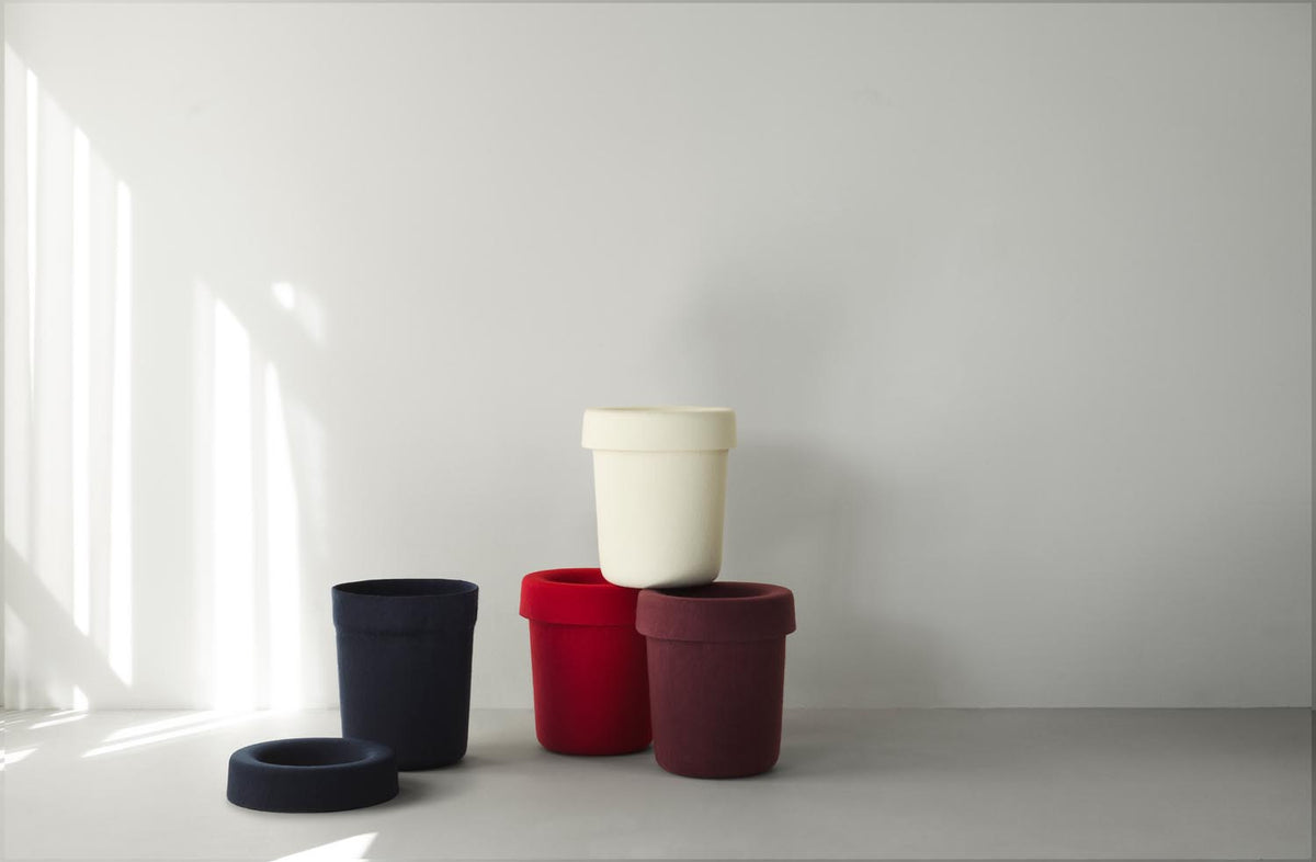 Hide Office Papierkorb in Dark Blue präsentiert im Onlineshop von KAQTU Design AG. Papierkorb ist von Normann Copenhagen