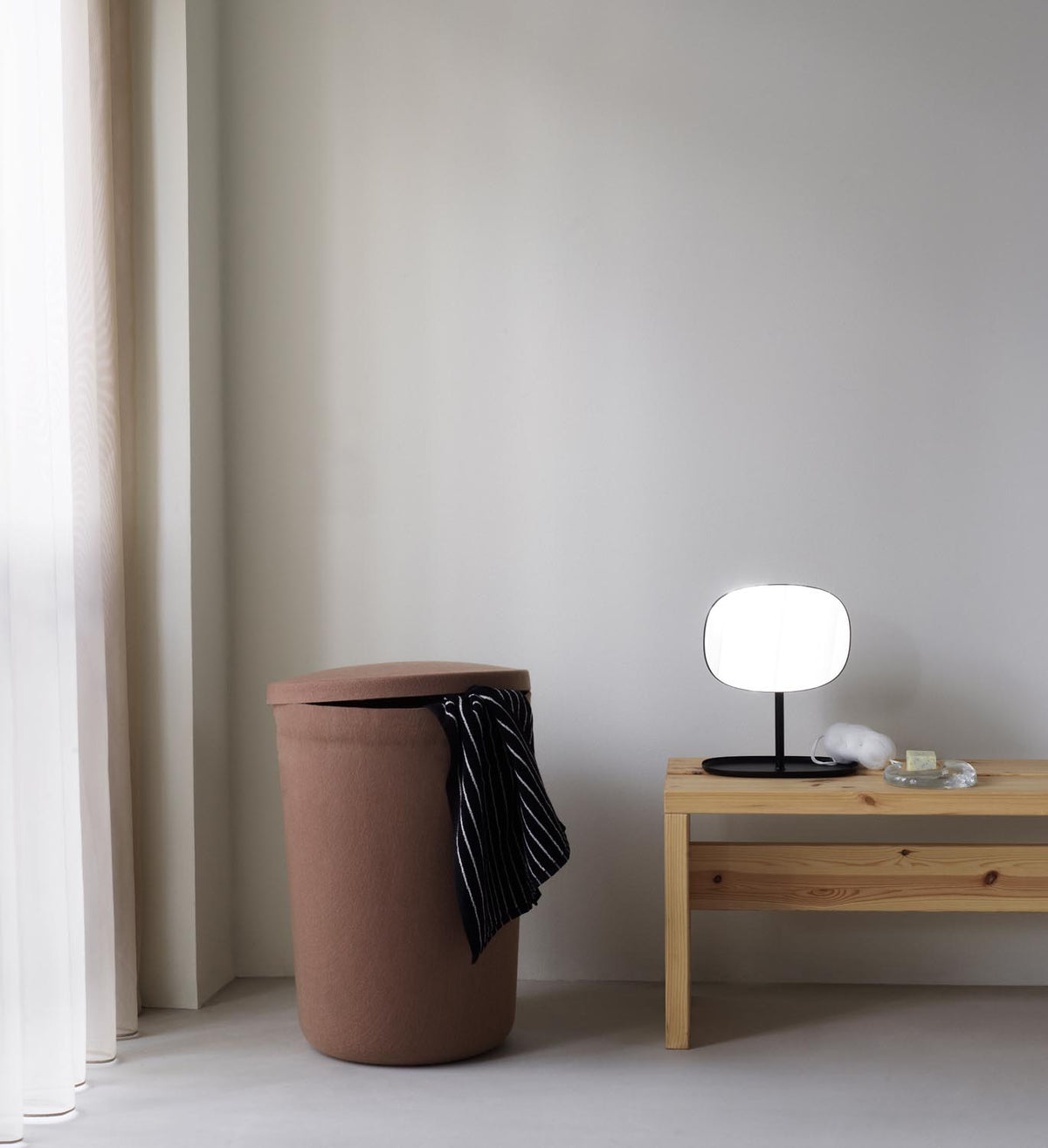 Hide Laundry Basket in Brown präsentiert im Onlineshop von KAQTU Design AG. Wäschekorb ist von Normann Copenhagen