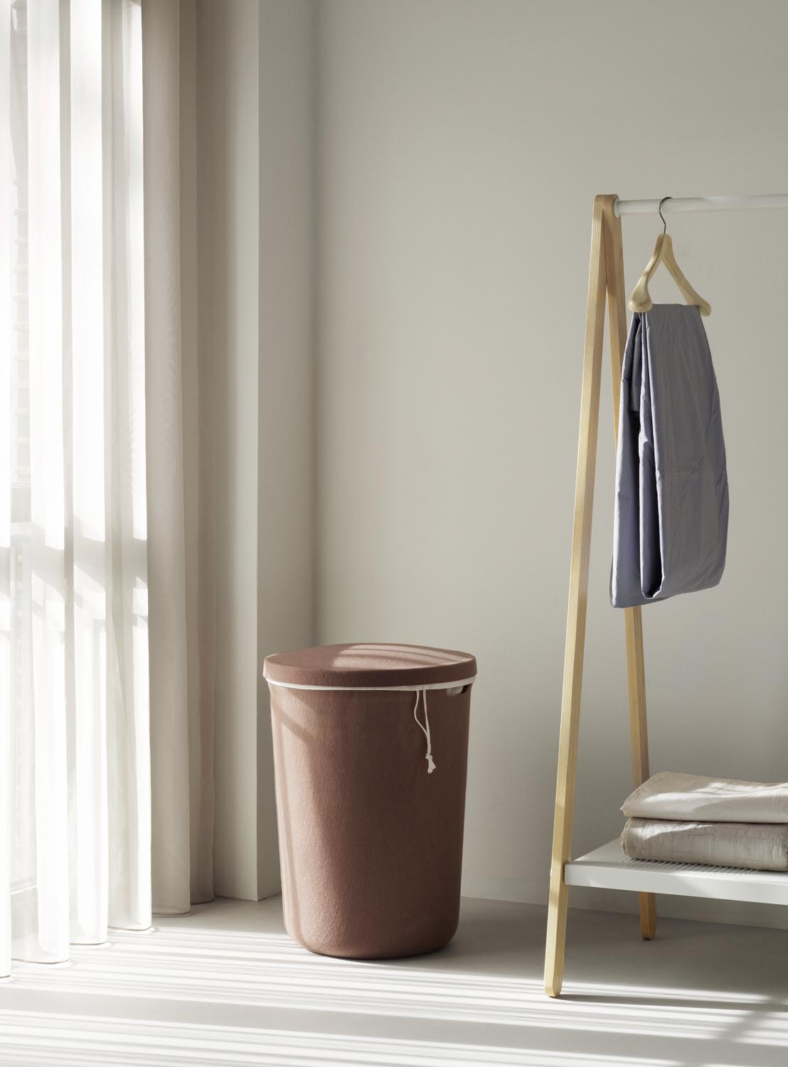 Hide Laundry Basket in Brown präsentiert im Onlineshop von KAQTU Design AG. Wäschekorb ist von Normann Copenhagen