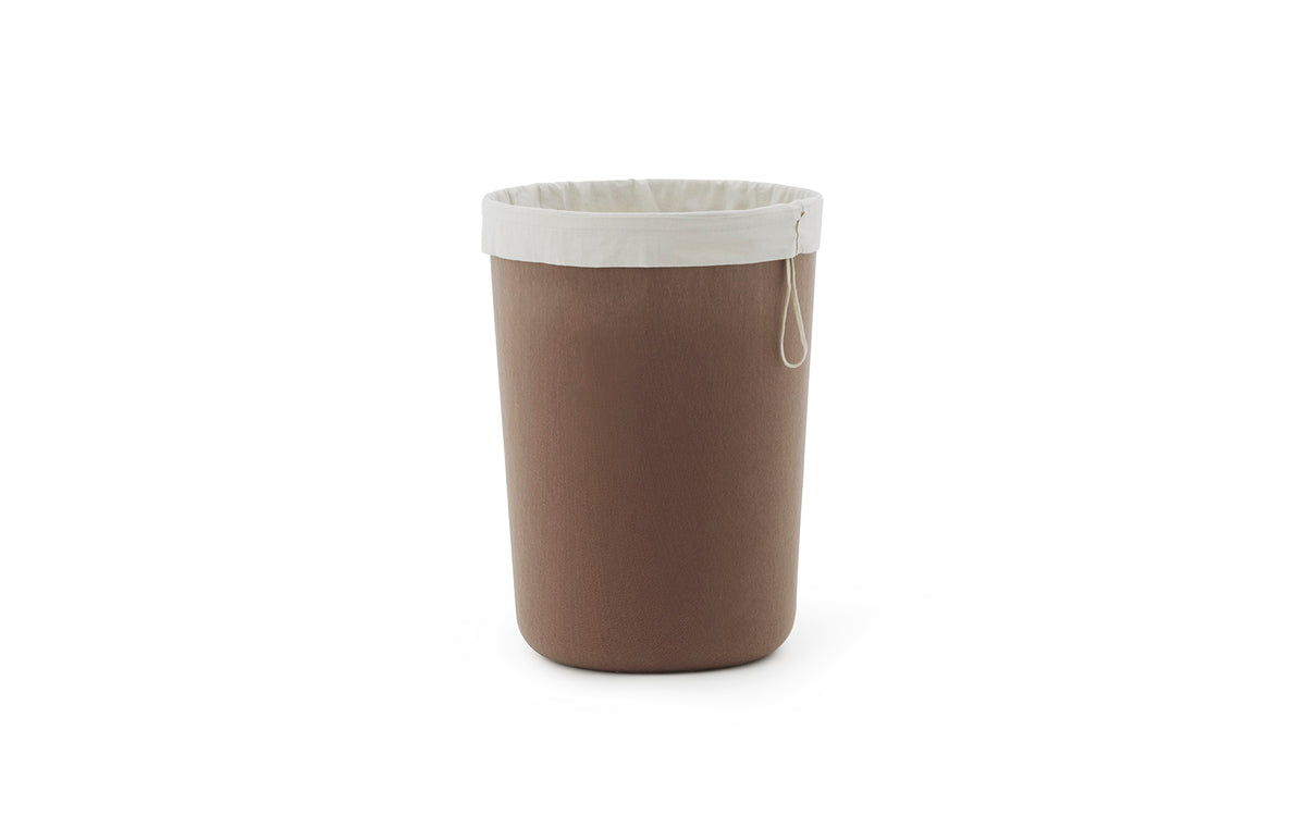 Hide Laundry Basket in Off White präsentiert im Onlineshop von KAQTU Design AG. Wäschekorb ist von Normann Copenhagen