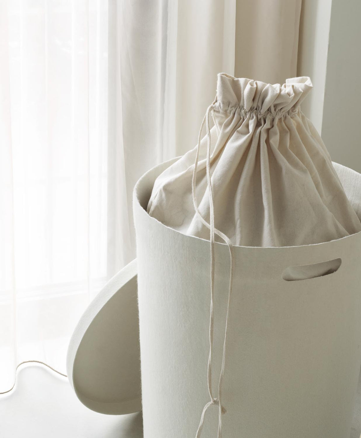 Hide Laundry Basket in Off White präsentiert im Onlineshop von KAQTU Design AG. Wäschekorb ist von Normann Copenhagen