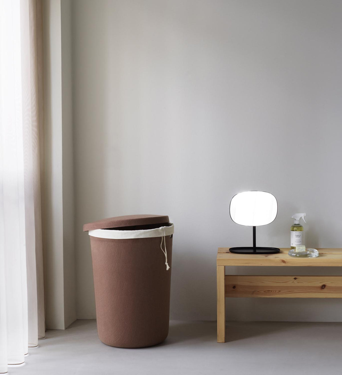 Hide Laundry Basket in Off White präsentiert im Onlineshop von KAQTU Design AG. Wäschekorb ist von Normann Copenhagen