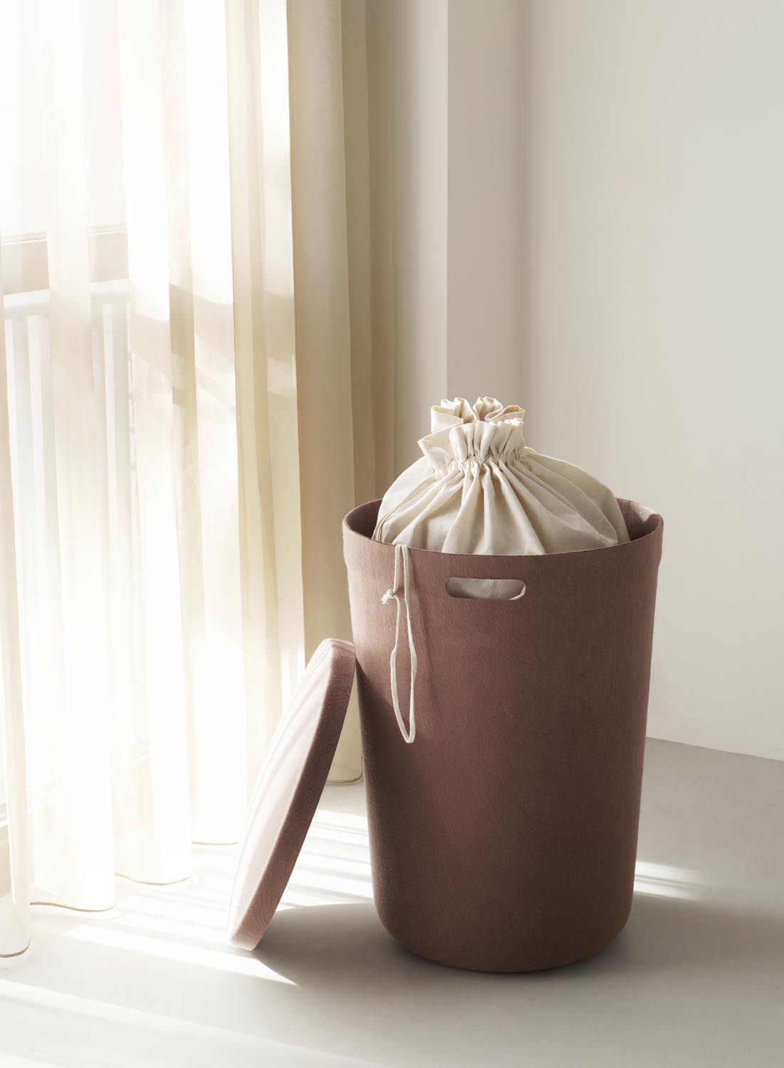 Hide Laundry Basket in Off White präsentiert im Onlineshop von KAQTU Design AG. Wäschekorb ist von Normann Copenhagen