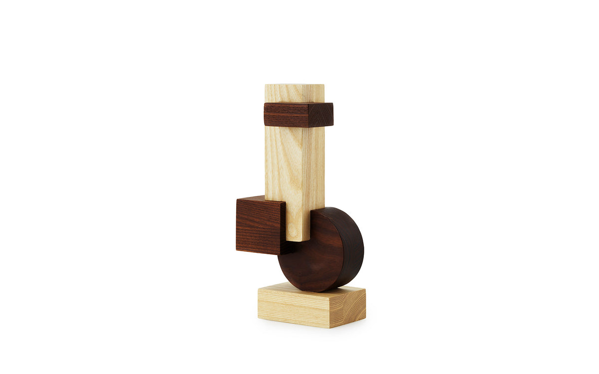 Join Sculpture Medium in Ash/Carbonized Ash präsentiert im Onlineshop von KAQTU Design AG. Kunstgegenstände ist von Normann Copenhagen