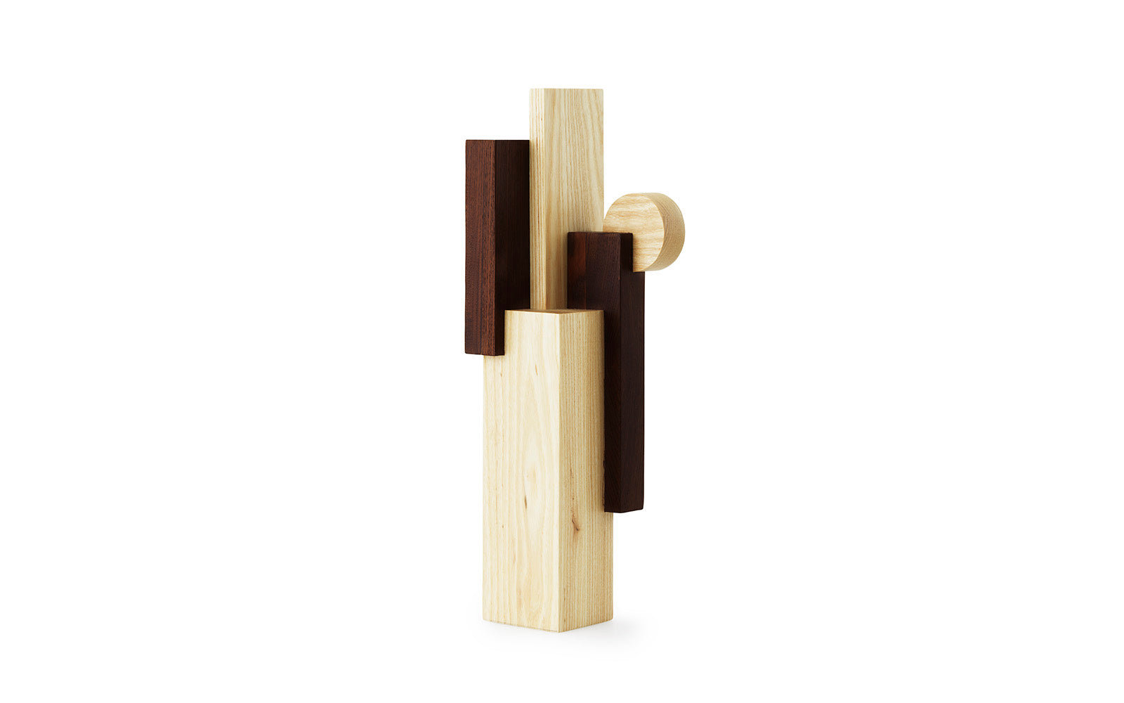 Entdecken Sie die Join Sculpture Large von Normann Copenhagen – ein faszinierendes Holzkunstwerk, das Design und Handwerk vereint.
