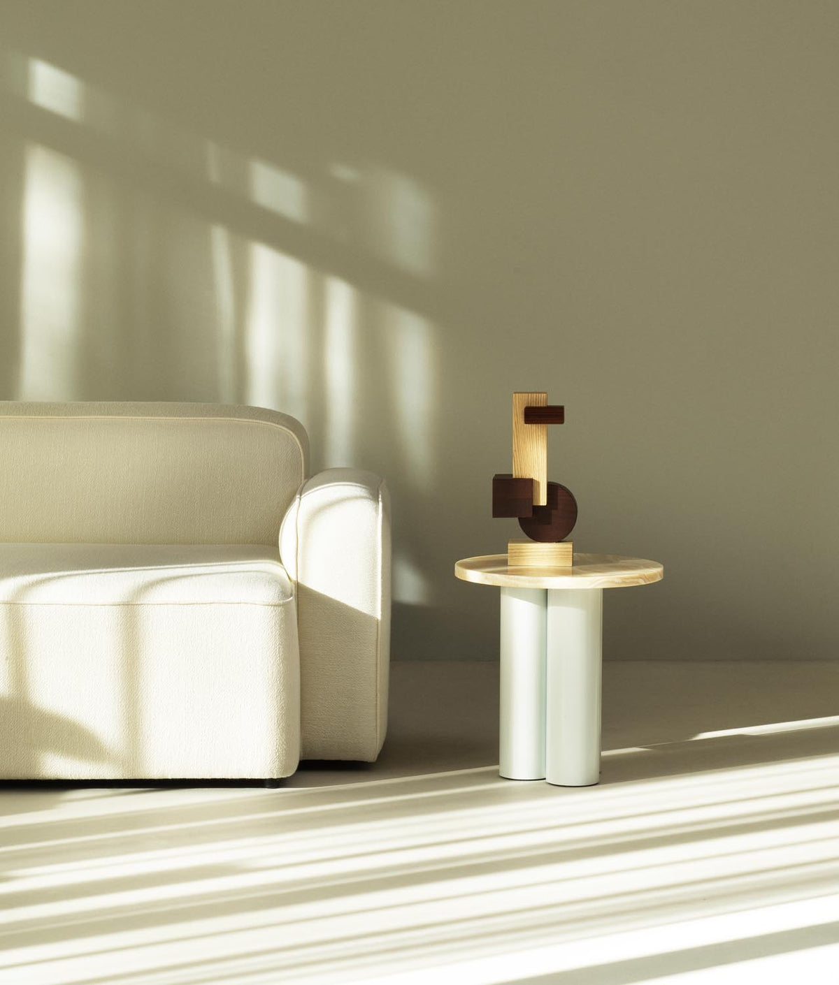 Join Sculpture Large in Ash/Carbonized Ash präsentiert im Onlineshop von KAQTU Design AG. Kunstgegenstände ist von Normann Copenhagen