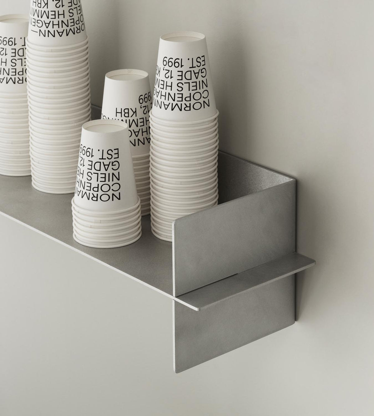 Alu Regal 60 cm in Aluminum präsentiert im Onlineshop von KAQTU Design AG. Wandregal ist von Normann Copenhagen