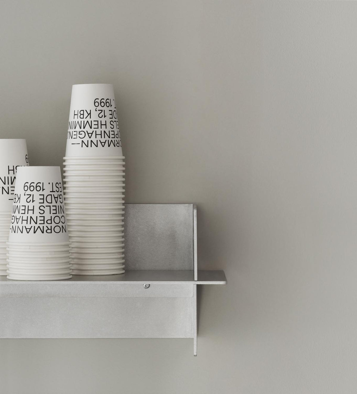 Alu Regal 80 cm in Aluminum präsentiert im Onlineshop von KAQTU Design AG. Wandregal ist von Normann Copenhagen