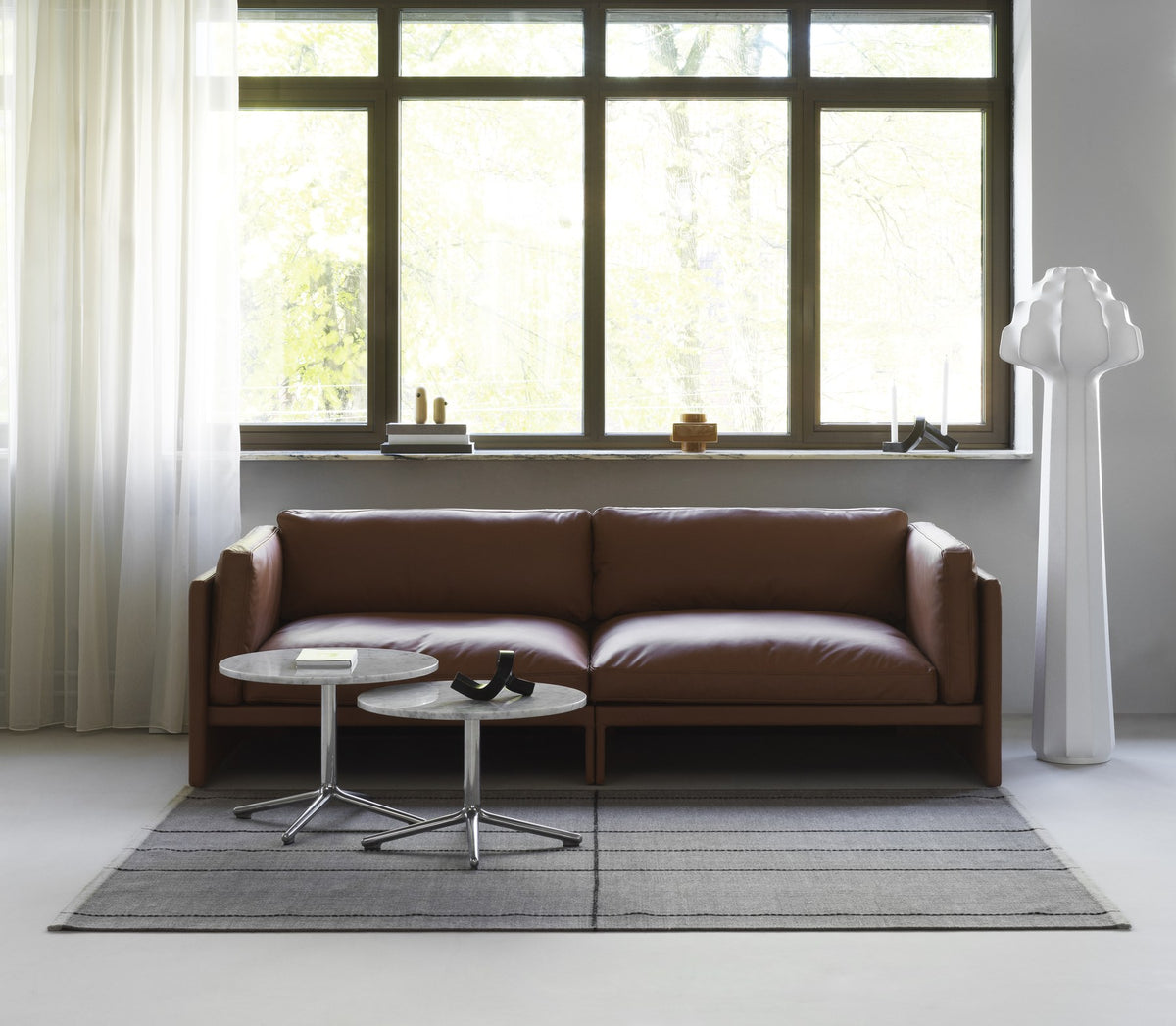 Softy Modular Sofa 150 Corner von Normann Copenhagen in Taupe: Eckmodul mit gepolstertem Holzrahmen und weichen Kissen für Rücken, Sitz und Armlehnen.
