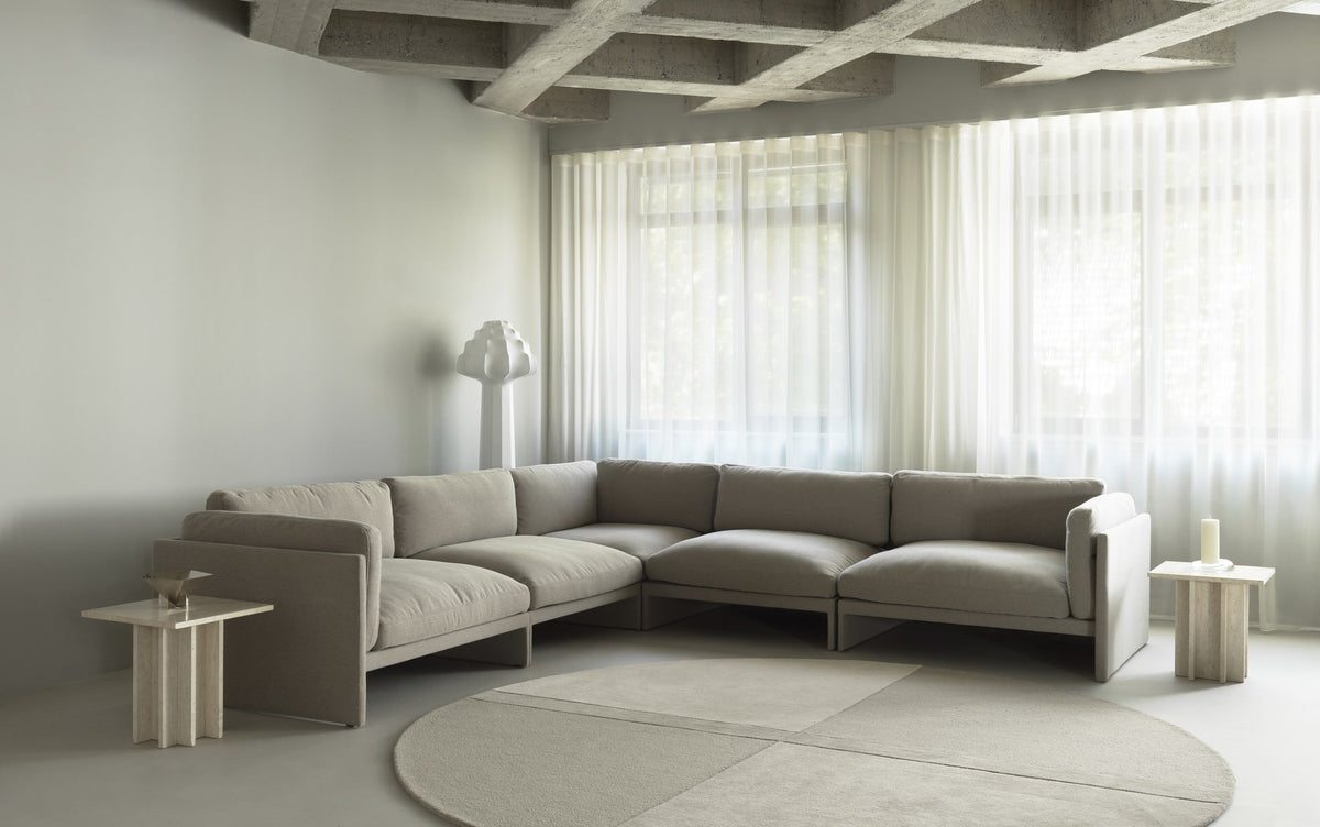 Softy Modular Sofa 420 Chaise Longue Right von Normann Copenhagen in Taupe: gepolstertes Modulsofa mit weichem Kissenaufbau auf Holzrahmen.