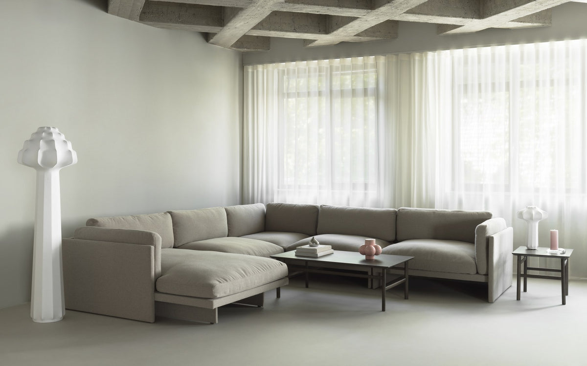 Softy Modular Sofa 420 Chaise Longue Right von Normann Copenhagen in Taupe: gepolstertes Modulsofa mit weichem Kissenaufbau auf Holzrahmen.