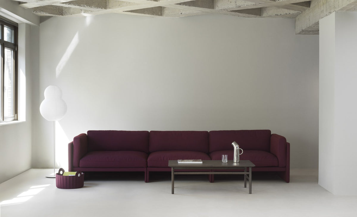 Softy Modular Sofa 420 Chaise Longue Right von Normann Copenhagen in Taupe: gepolstertes Modulsofa mit weichem Kissenaufbau auf Holzrahmen.