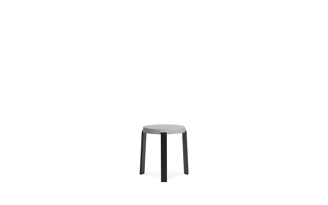 Tap Stuhl in Schwarz/ grau präsentiert im Onlineshop von KAQTU Design AG. Hocker ist von Normann Copenhagen