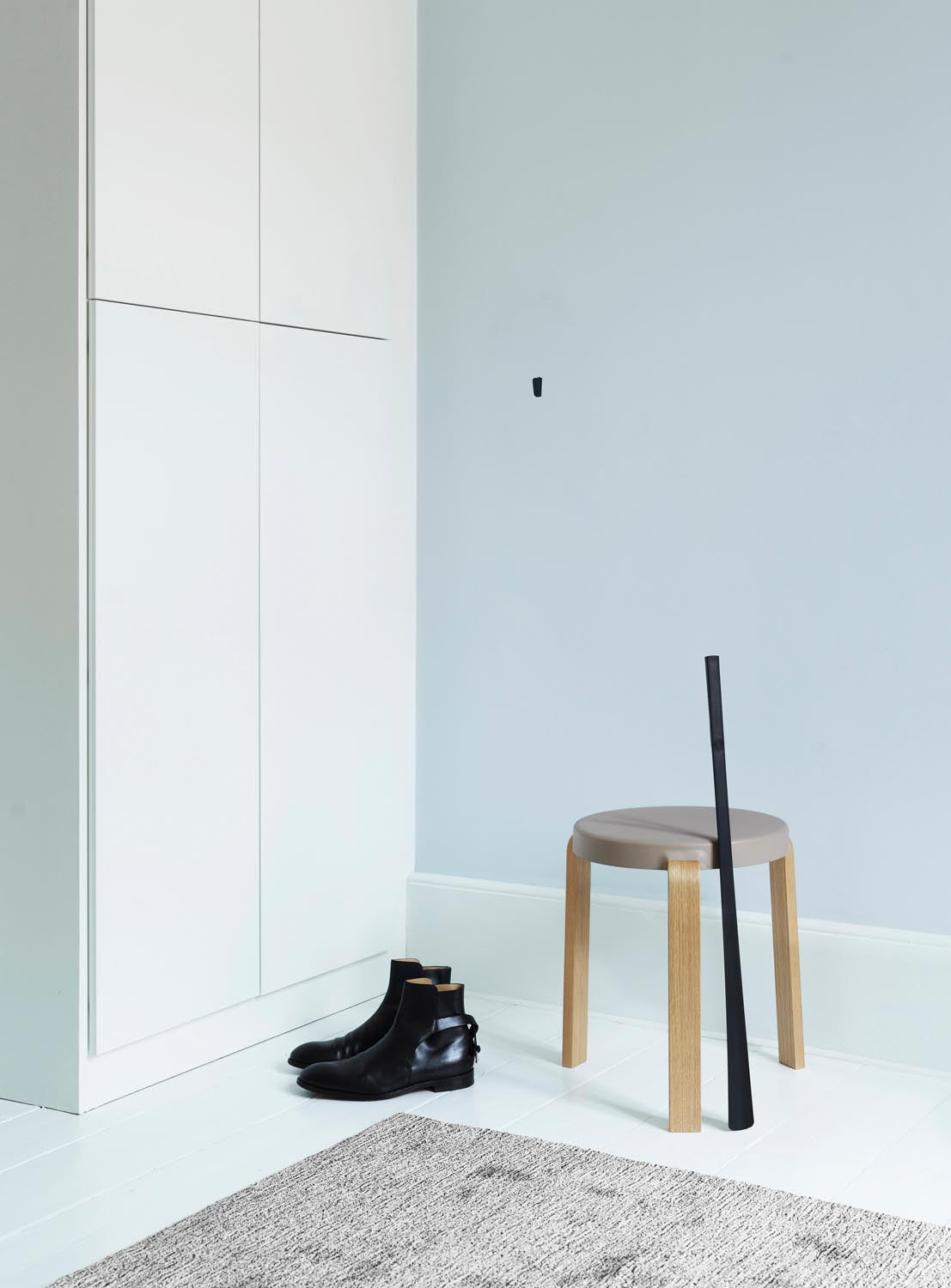 Tap Stuhl in Schwarz/ grau präsentiert im Onlineshop von KAQTU Design AG. Hocker ist von Normann Copenhagen