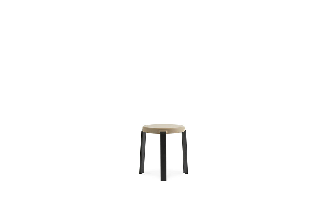 Tap Stuhl in Schwarz/ sand präsentiert im Onlineshop von KAQTU Design AG. Hocker ist von Normann Copenhagen
