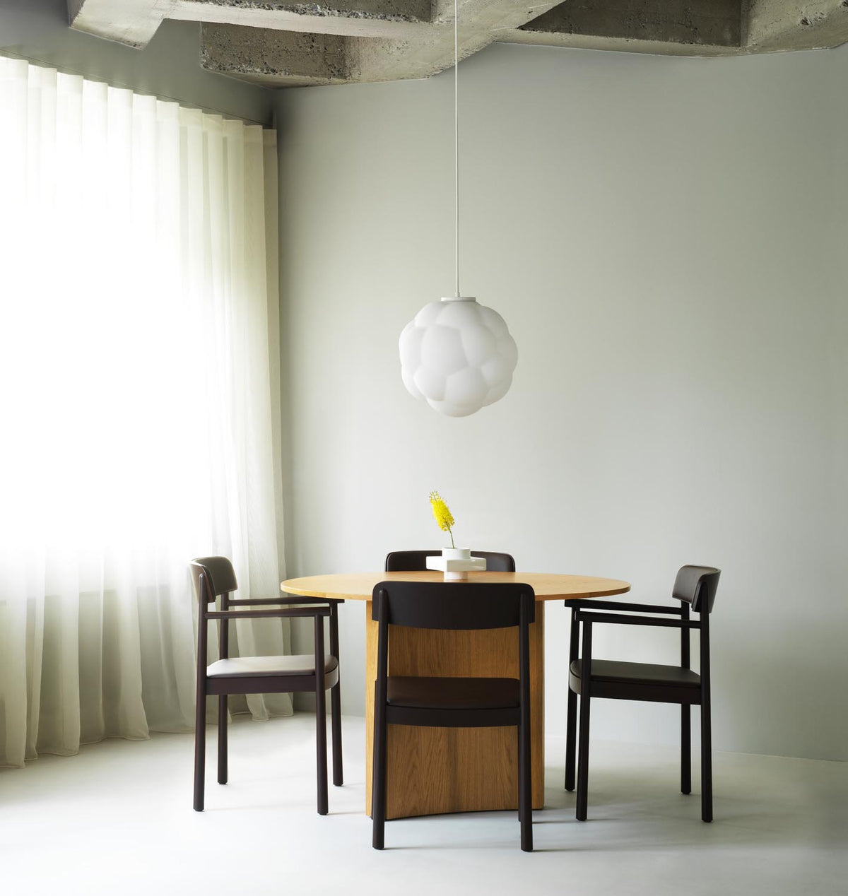 Timb Armlehnstuhl in Brown präsentiert im Onlineshop von KAQTU Design AG. Stuhl ist von Normann Copenhagen