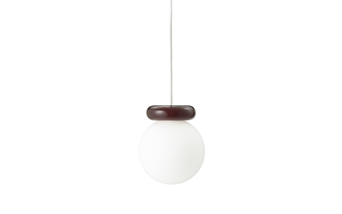 Pendelleuchte Hinx von Normann Copenhagen in Dunkelbraun, Lampenschirm aus Opalglas mit ringförmigem Kunstharzsockel.