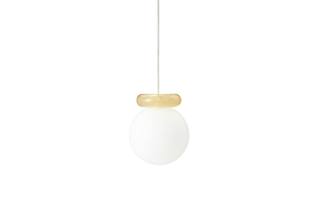 Pendelleuchte Hinx von Normann Copenhagen in Dunkelbraun, Lampenschirm aus Opalglas mit ringförmigem Kunstharzsockel.