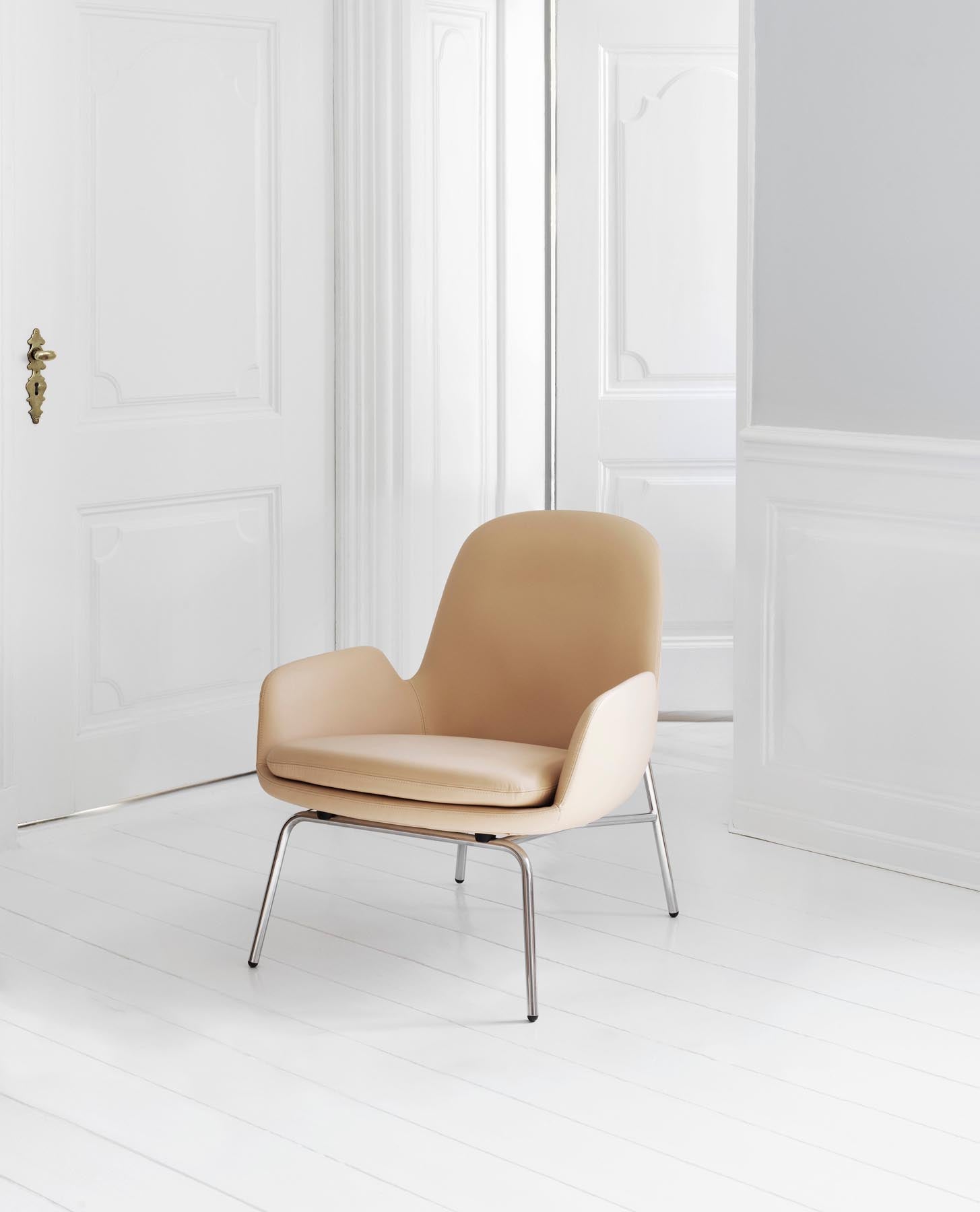 Der Era Lounge-Sessel von Normann Copenhagen vereint eleganten Stil mit robustem schwarzem Stahl und bietet unvergleichlichen Sitzkomfort.