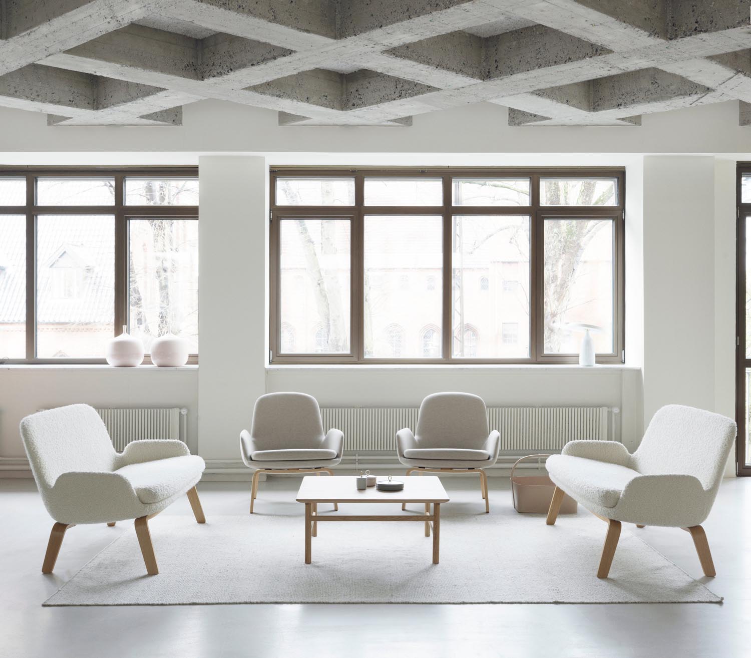 Entdecken Sie den Era Lounge-Sessel niedrig Eiche Hallingdal von Normann Copenhagen – ein elegantes Design, das Komfort und Stil vereint.