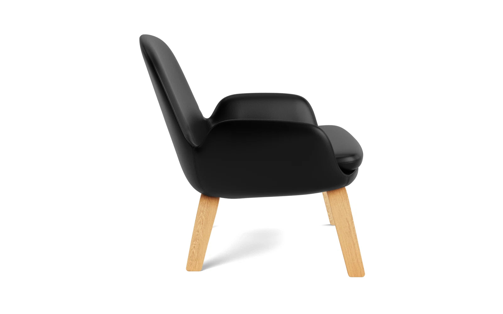 Entdecken Sie den Era Lounge-Sessel von Normann Copenhagen: Elegantes Design, drehbares schwarzes Aluminium und luxuriöses Ultra Leder für höchsten Komfort.