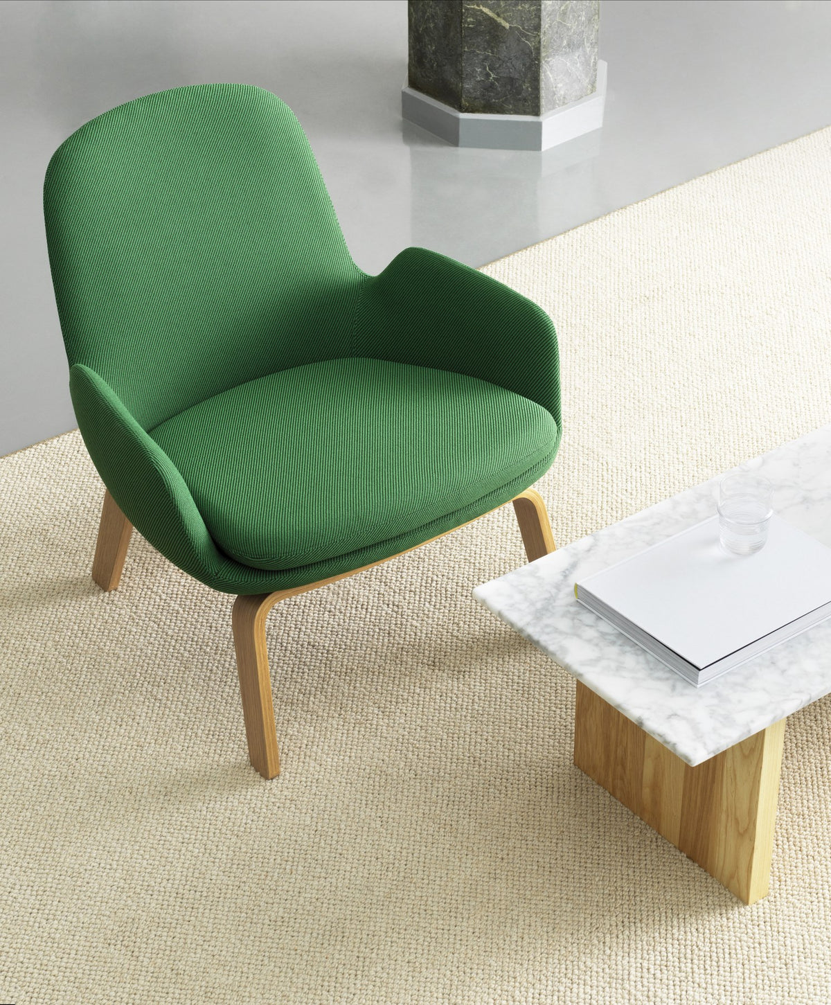 Era Lounge-Sessel von Normann Copenhagen in Grau mit gepolsterter Sitzschale und Beinen aus Walnussholz, geschwungene Form.