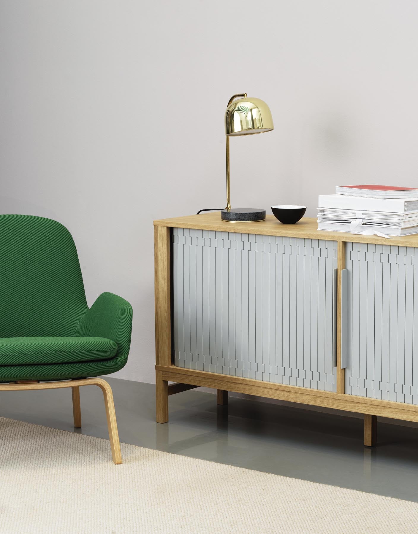 Entdecken Sie den Era Lounge-Sessel niedrig Walnuss Ultra von Normann Copenhagen – ein elegantes Möbelstück, das modernen Komfort und nostalgische Ästhetik vereint.