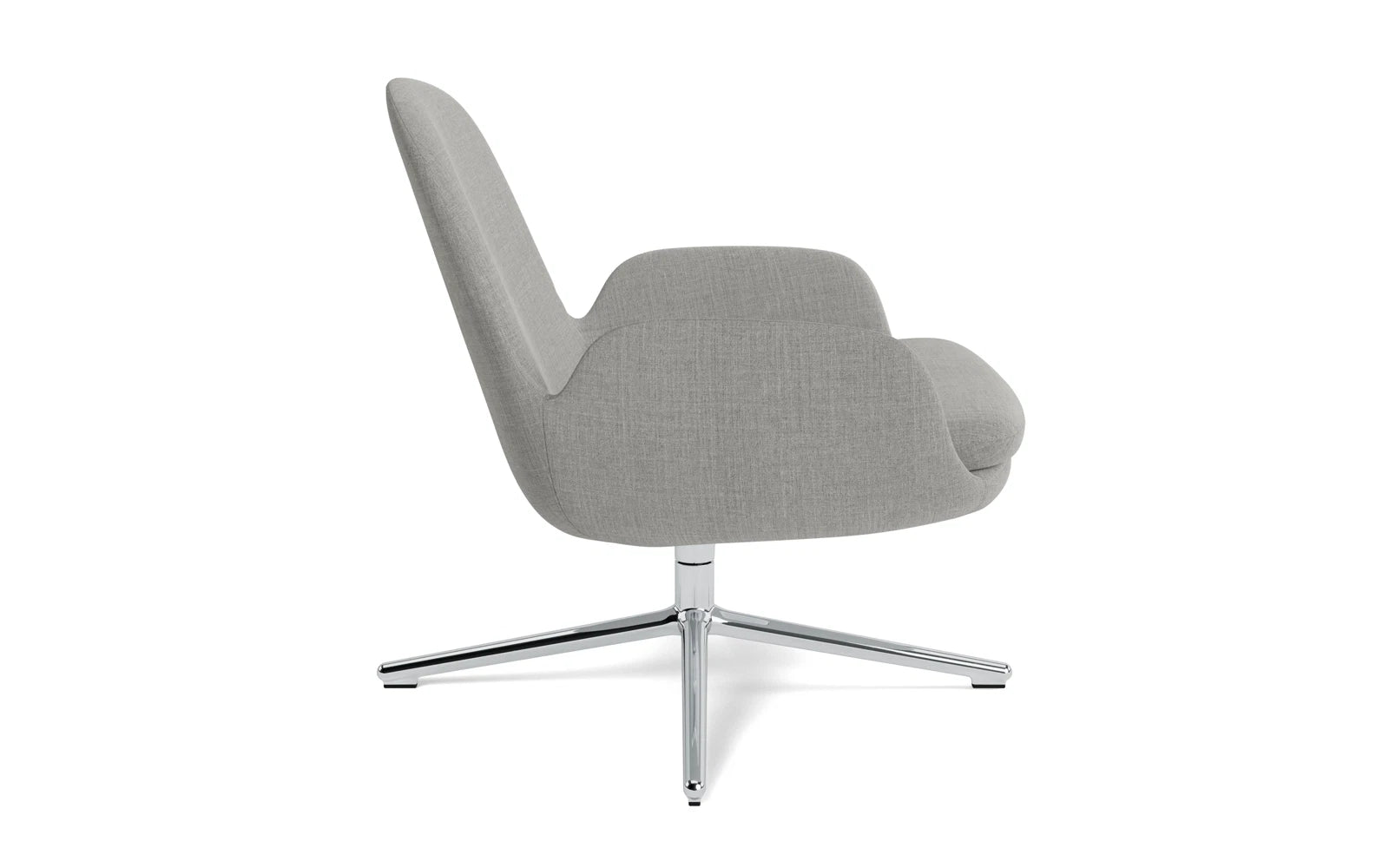 Erleben Sie modernen Komfort mit dem Era Lounge-Sessel von Normann Copenhagen. Das drehbare Aluminiumgestell und die eleganten Stoffe vereinen Stil und Funktion.
