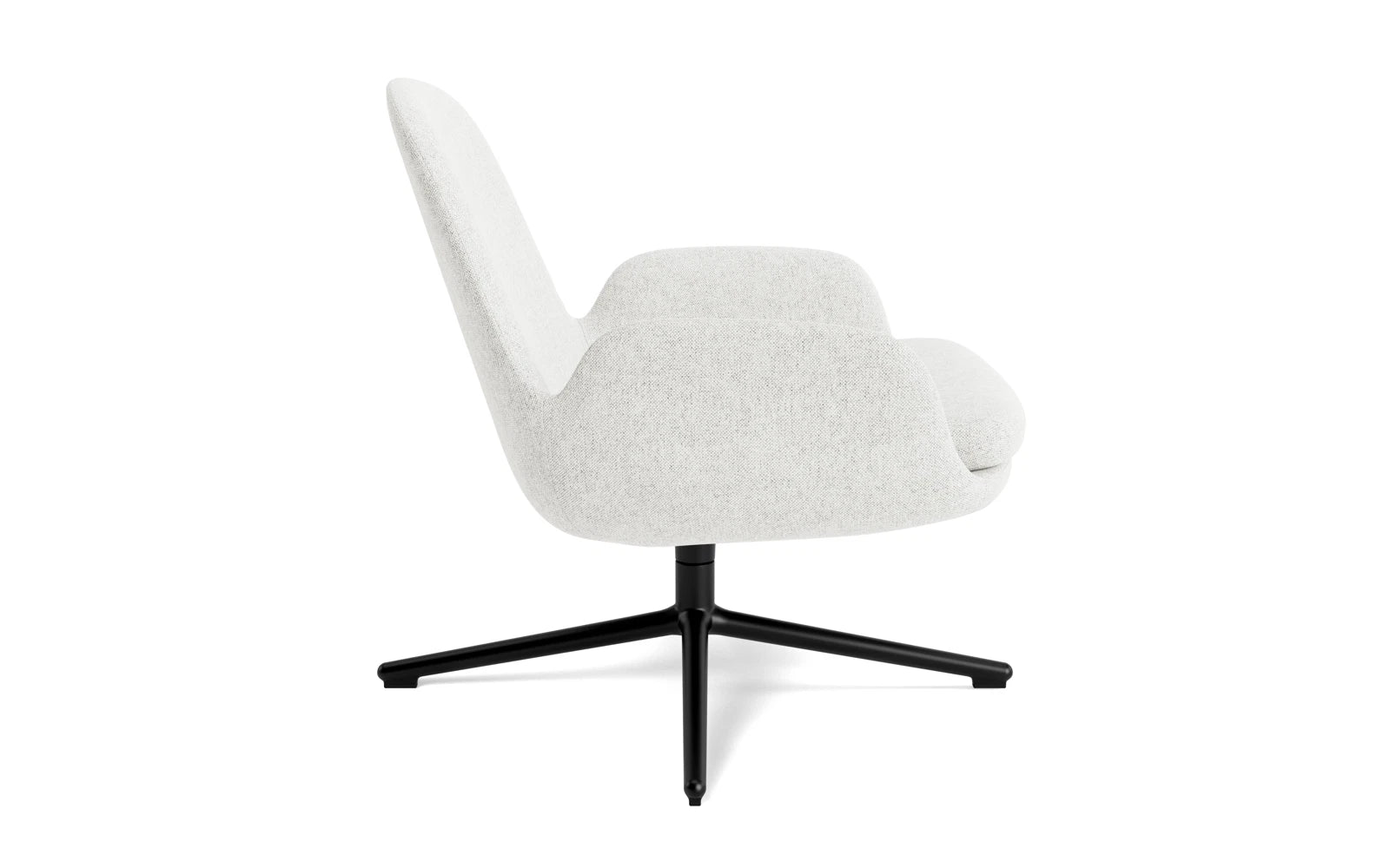 Entdecke den Era Lounge-Sessel mit niedrigem Drehgestell aus schwarzem Aluminium von Normann Copenhagen – zeitloses Design trifft auf höchsten Komfort.