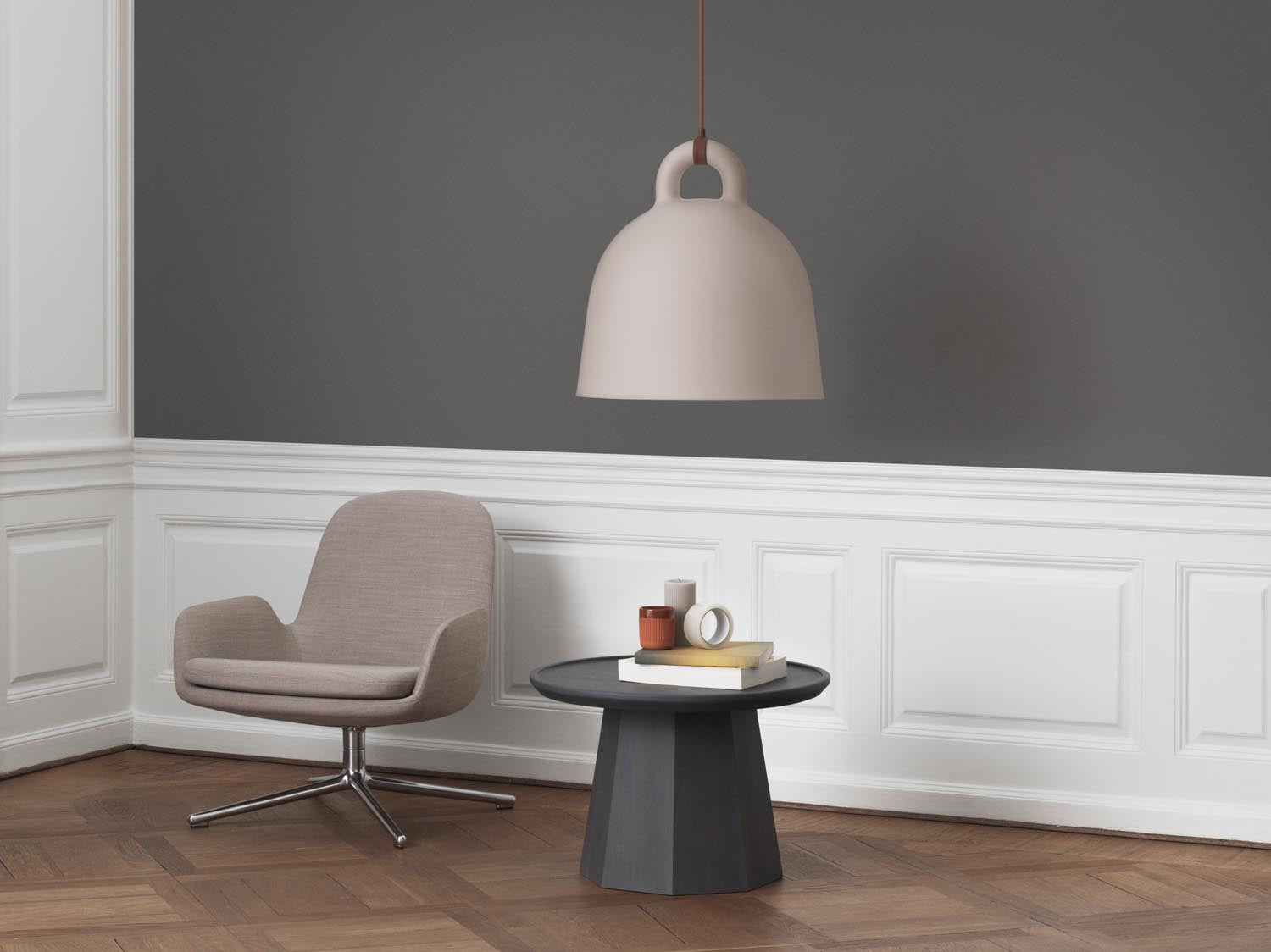 Erleben Sie den Era Lounge-Sessel von Normann Copenhagen: Niedrig, drehbar und aus hochwertigem Ultra Leder – der Inbegriff von Stil und Komfort.