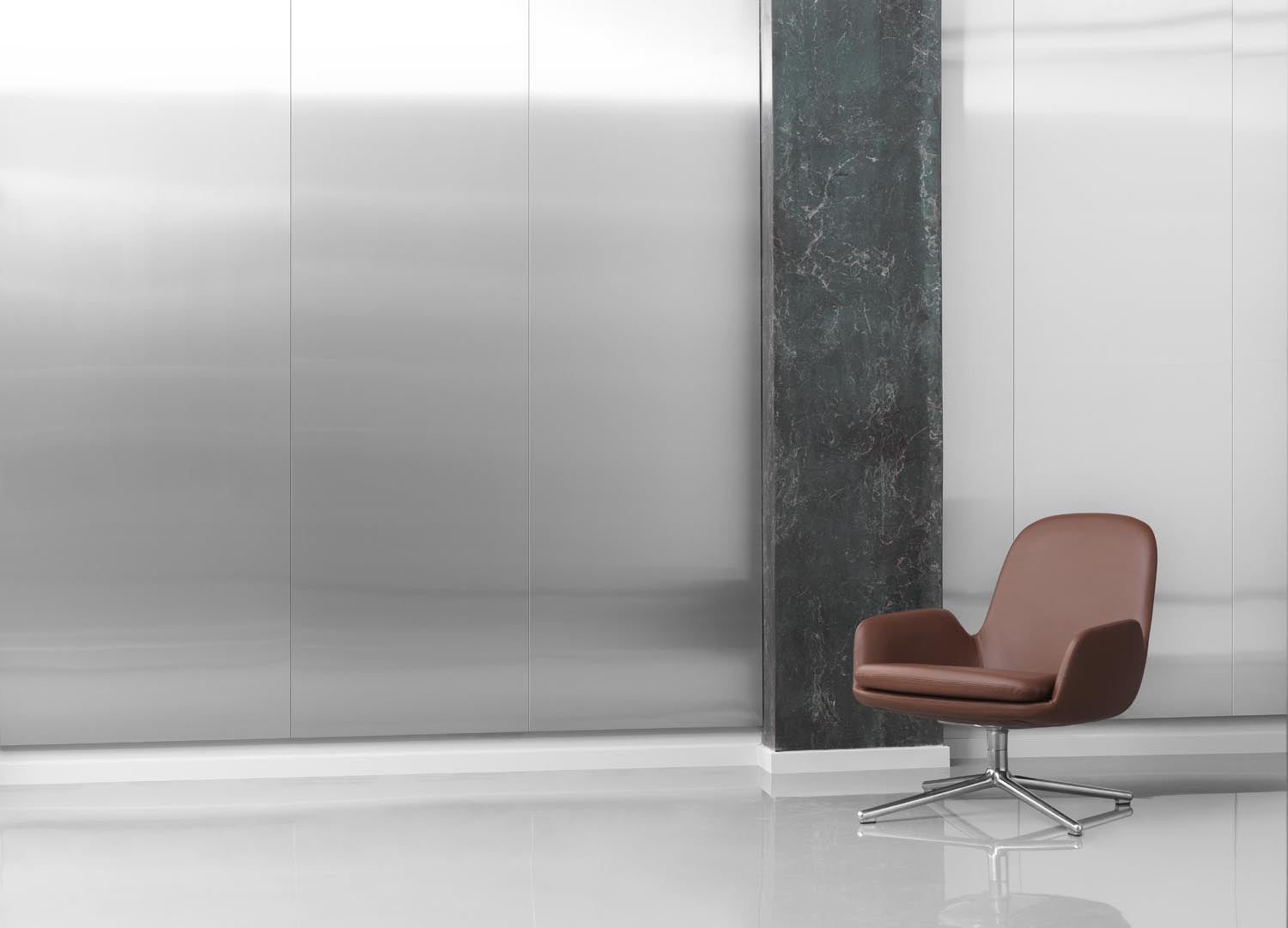 Entdecken Sie den Era Lounge-Sessel von Normann Copenhagen: Elegantes Design, drehbares schwarzes Aluminium und luxuriöses Ultra Leder für höchsten Komfort.