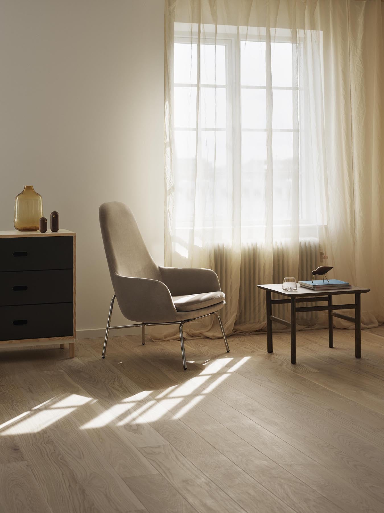 Erleben Sie den Era Lounge-Sessel hoch in Walnuss Hallingdal von Normann Copenhagen – ein elegantes Design, das Komfort und Stil perfekt vereint.